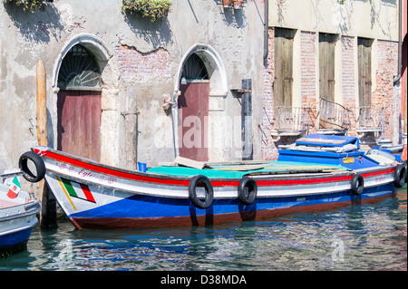 Bateau coloré et Canal Reflets dans quartier Castello de Venise Banque D'Images