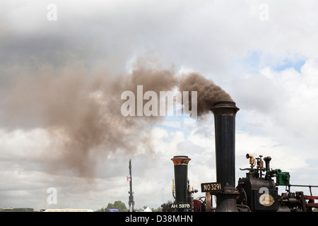 Moteur de traction à fumée coulée entonnoir notre spectacle à vapeur, de l'Aérodrome de CERNEY, CIRENCESTER, England, UK Banque D'Images