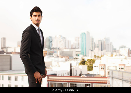 Businessman donnant sur cityscape Banque D'Images