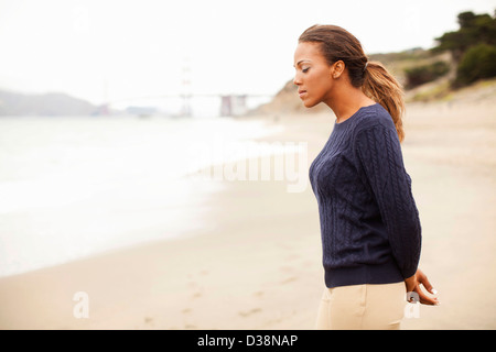 Woman walking on beach Banque D'Images