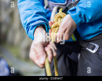 Rock climber corde de liage Banque D'Images