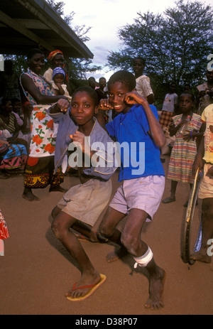 Les Zimbabwéens, les garçons du Zimbabwe, Zimbabwéennes, les garçons, les jeunes garçons, village de Mahenye, la province de Manicaland, au Zimbabwe, l'Afrique Banque D'Images