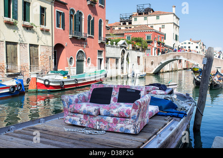 Barge un canapé sur un canal à Venise Banque D'Images