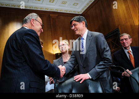 Le 13 févr., 2013 - Washington, District of Columbia, États-Unis - Le Sénateur Chuck Schumer (D-NY) accueille Jacob ''Jack'' Lew Lew avant de présenter au Comité sénatorial des finances le Mer, 13 fév. au cours d'une audience de comité sur sa nomination d'être le secrétaire du Trésor des États-Unis. (Crédit Image : ©/ZUMAPRESS.com) Marovich Pete Banque D'Images