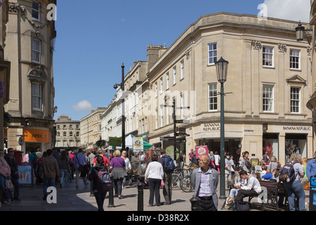Centre-ville de Bath, occupé avec foules estivales de consommateurs et aux touristes. À l'angle est le quartier république bananière store. Banque D'Images