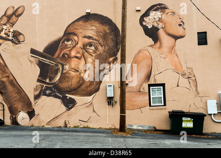 Deux icônes de la comédie musicale américaine et du jazz, Billie Holiday et Louis Armstrong sur une peinture murale à Carrollton, Texas. Banque D'Images