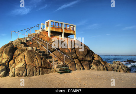 Balcon sur une falaise donnant sur l'Océan Atlantique Banque D'Images