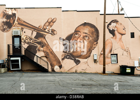 Deux icônes de la comédie musicale américaine et du jazz, Billie Holiday et Louis Armstrong sur une peinture murale à Carrollton, Texas. Banque D'Images