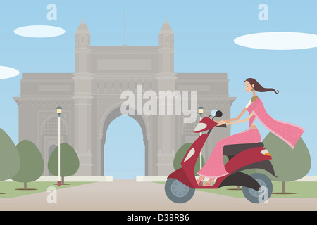 Woman riding a scooter en face d'un monument, Gateway of India, Mumbai, Maharashtra, Inde Banque D'Images