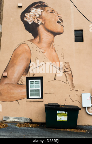 L'icône musicale et jazz légendaire Billie Holiday chante son coeur sur cette peinture murale à Carrollton, Texas. Banque D'Images