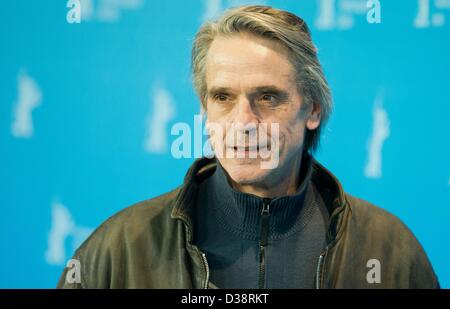 L'acteur britannique Jeremy Irons pose à la photocall du film 'Train de nuit pour Lisbonne" durant le 63e Festival du Film de Berlin, à Berlin, Allemagne, 13 février 2013. Le film est présenté en compétition hors compétition à la Berlinale. Photo : Michael Kappeler/dpa Banque D'Images