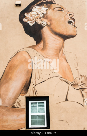L'icône musicale et jazz légendaire Billie Holiday chante son coeur sur cette peinture murale à Carrollton, Texas. Banque D'Images