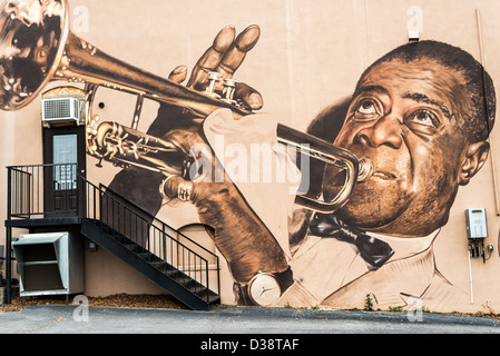 L'icône de musique jazz légendaire et Louis Armstrong joue de la trompette sur cette peinture murale à Carrollton, Texas. Banque D'Images