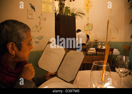 Restaurant Rosetta Woman Reading Menu dans Roma - Mexico DF Banque D'Images