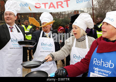 Photo montre l'ensemble des candidats à l'exercice de la technique d'inversion. L'ÉQUIPE DE DÉPUTÉS TRIOMPHANT ÉMERGE POUR DEUXIÈME ANNÉE CONSÉCUTIVE, ELLES BATTER LE CONCOURS POUR GAGNER LA COURSE DE CRÊPES PARLEMENTAIRE REHAB 12 Février 2013 Les députés ont été aujourd'hui (mardi 12thFebruary) couronné lauréats du prix annuel Rehab Crêpes parlementaire course après coups la concurrence dans l'un des pays les plus populaires abattages de crêpes. L'événement, qui a eu lieu dans les jardins de la Tour Victoria, Westminster, London, UK en face d'une foule de spectateurs de bouclier, yeux, la représentation des partis d'une équipe de députés et de Lords, qui le long de wit Banque D'Images