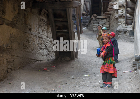 Enfants Kalash en costume traditionnel au village, Bumburet Krakl Valley, Chitral, Khyber-Pakhtunkhwa, Pakistan Banque D'Images