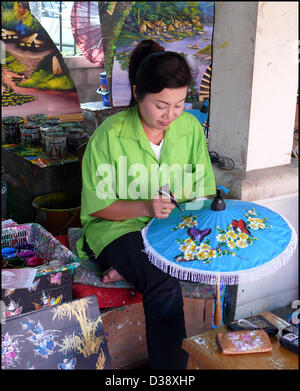 Bo sang Centre de coordination à Chiang Mai est un centre d'artisanat où vous pouvez regarder les femmes font des parasols de bambou et papier, puis de les peindre à la main traditionnel thaï avec des scènes ou des motifs floraux. Banque D'Images