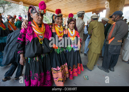 Les femmes Kalash dancing in a line à la Kalash Joshi (Fête du Printemps), Village Grum Charso (danse), de la vallée de Rumbur, Chitral, Khyber-Pakhtunkhwa, Pakistan Banque D'Images