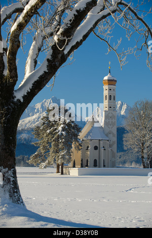 Célèbre monument Eglise Saint Coloman en Bavière, Allemagne alpes montagnes à jour d'hiver ensoleillé Banque D'Images