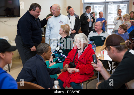 Le président et le New Jersey Gov. Chris Christie parler avec des habitants touchés par l'Ouragan Sandy à l'hôtel Sea Gull Community Centre à Brigantine, N.J. Banque D'Images