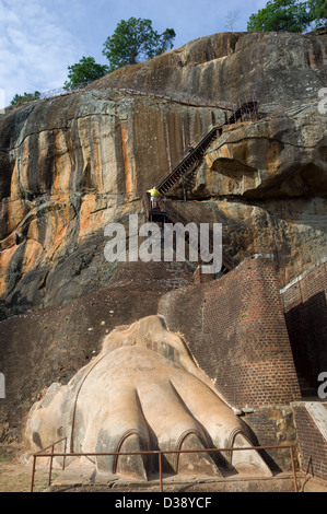 Lion paw et escalier menant au sommet, Sigiriya (le Rocher du Lion), Sri Lanka Banque D'Images
