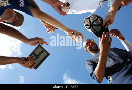 Le 13 févr. 2013 - Port Charlotte, en Floride, États-Unis - CHRIS ZUPPA | fois .Rays de Tampa Bay pitcher David Price, signe des autographes au Charlotte Sports Park à Port Charlotte, en Floride, le mercredi, 02/13/2013. (Crédit Image : © Chris Zuppa/Tampa Bay Times/ZUMAPRESS.com) Banque D'Images