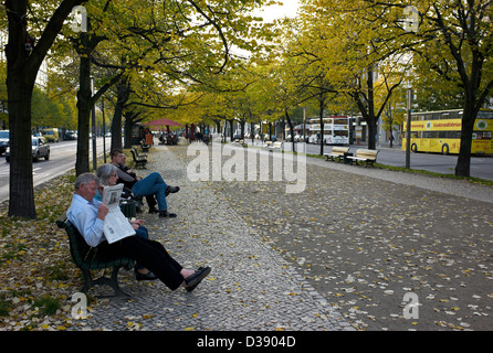 Berlin, Allemagne, les gens sont assis sur Parkbaenken sur l'Unter den Linden Banque D'Images