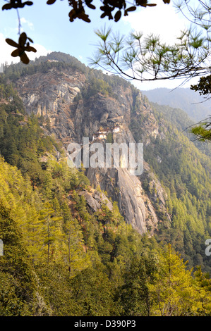 Les Tigres Nest monastère près de Paro au Bhoutan. Également connu sous le nom de Taktsang Lhakhang. L'une des destinations touristiques les plus populaires. Banque D'Images