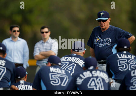 Le 13 févr. 2013 - Port Charlotte, en Floride, États-Unis - CHRIS ZUPPA | fois .Rays de Tampa Bay manager Joe Maddon effectue une sur-le-champ au cours de la réunion de formation du printemps au Charlotte Sports Park à Port Charlotte, en Floride, le mercredi, 02/13/2013. (Crédit Image : © Chris Zuppa/Tampa Bay Times/ZUMAPRESS.com) Banque D'Images