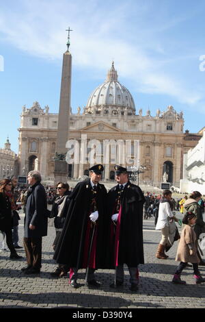 13 févr. 2013 Les médias du monde entier au Vatican, Rome à la suite de la démission annonce par le Pape Benoît XVI Banque D'Images