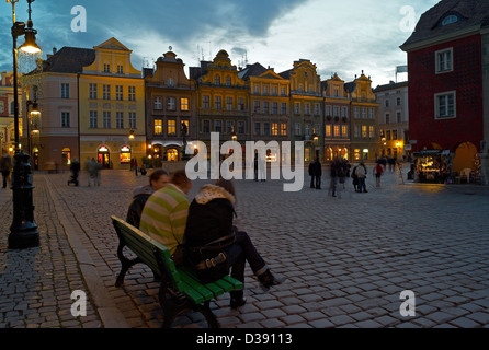 Poznan, Pologne, résidents comme de se retrouver dans le Vieux Marché Banque D'Images