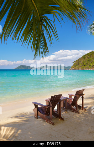Thaïlande - deux chaises sur la plage près de la mer, l'Île de Ko Samet, Thailande, Asie Banque D'Images