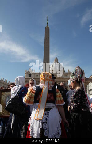 13 févr. 2013 Les médias du monde entier au Vatican, Rome à la suite de la démission annonce par le Pape Benoît XVI Banque D'Images