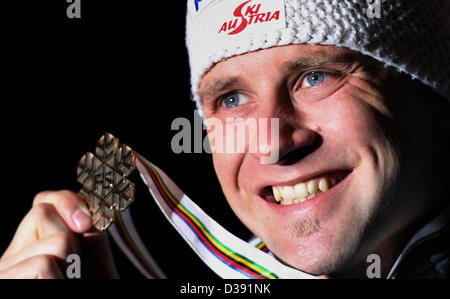 L'Autriche célèbre de Marcel Hirscher sur le podium lors de la cérémonie de remise des médailles de la Men's super-combiné à la descente des Championnats du Monde FIS de Ski Alpin à Schladming, Autriche, 13 février 2013.Photo : Karl-Josef Opim/dpa  + + +(c) afp - Bildfunk + + + Banque D'Images