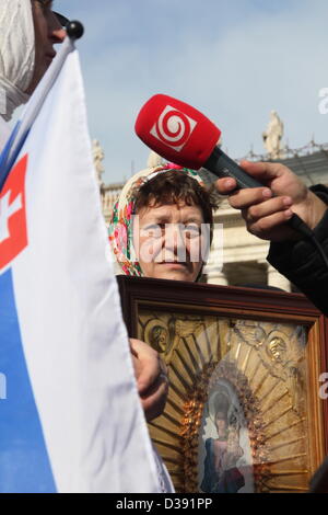 13 févr. 2013 Les médias du monde entier au Vatican, Rome à la suite de la démission annonce par le Pape Benoît XVI Banque D'Images