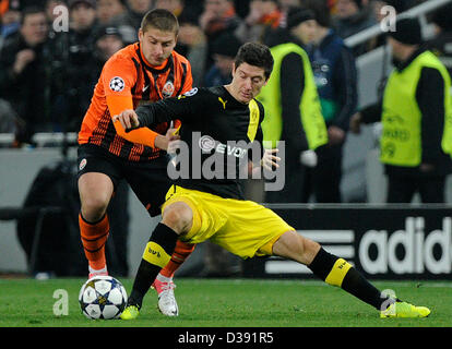 Robert Lewandowski de Dortmund (R) et Yaroslav Rakitskiy de Shakhtar Donetsk rivalisent pour la balle au cours de l'UEFA Champions League round de 16 premier match de football entre le Shakhtar Donetsk et le Borussia Dortmund à la Donbass Arena de Donetsk, Ukraine, 13 février 2013. Photo : Marius Becker/dpa  + + +(c) afp - Bildfunk + + + Banque D'Images