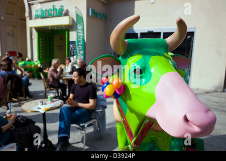 Berlin, Allemagne, une vache à l'avant de la Marche sur le Kurfürstendamm Banque D'Images
