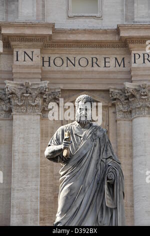 13 févr. 2013 Les médias du monde entier au Vatican, Rome à la suite de la démission annonce par le Pape Benoît XVI Banque D'Images