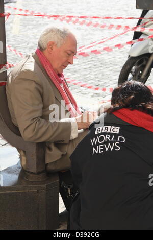 13 févr. 2013 Les médias du monde entier au Vatican, Rome à la suite de la démission annonce par le Pape Benoît XVI Banque D'Images