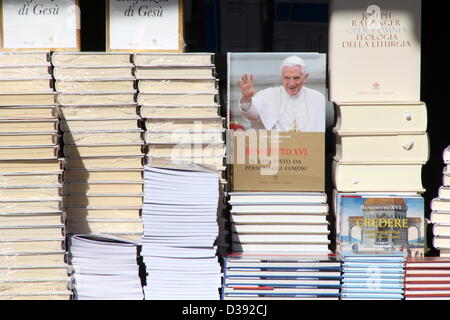 13 févr. 2013 Les médias du monde entier au Vatican, Rome à la suite de la démission annonce par le Pape Benoît XVI Banque D'Images