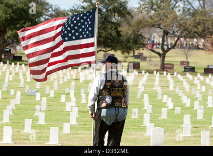 Anciens combattants militaires tiennent des drapeaux américains aux funérailles de Nay SEAL Chris Kyle à Austin, Texas Banque D'Images