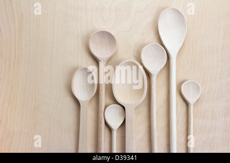 Cuillères en bois au-dessus de la table Banque D'Images