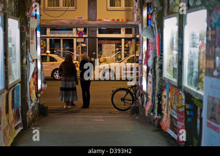 Berlin, Allemagne, croisement avec des affiches à Haus Schwarzenberg Banque D'Images