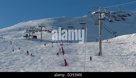 Au télésiège du domaine skiable de Saint-Lary 1700 à Saint-Lary dans les hautes Pyrénées de France Banque D'Images