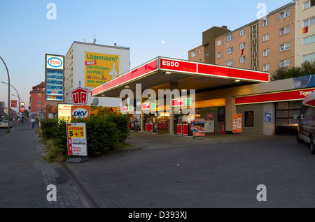 Berlin, Allemagne, station d'essence Esso tôt ce matin Banque D'Images