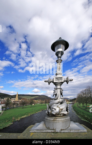 Lampe en métal ouvragé sur le pont routier sur la rivière Tweed à Peebles, Borders, Scotland, UK Banque D'Images