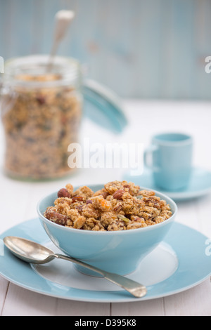 Un petit-déjeuner sain de granola, servi dans un bol. Banque D'Images