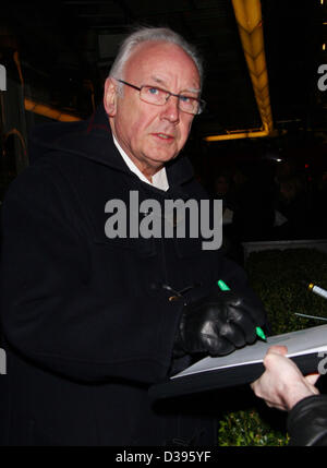 Londres, Royaume-Uni, 13 février 2013 : Pete Waterman arrive pour le laisser être - soirée de gala au Savoy Theatre, The Strand. Banque D'Images