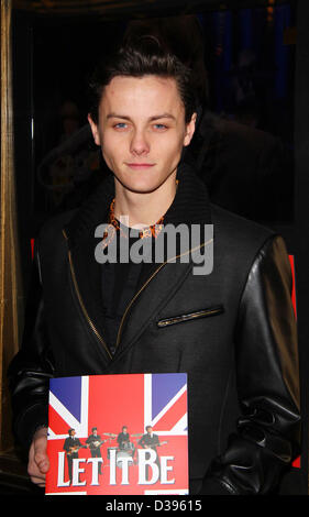 Londres, Royaume-Uni, 13 février 2013 : Tyger Drew-Honey arrive pour le laisser être - soirée de gala au Savoy Theatre, The Strand. Banque D'Images
