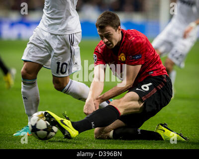 Madrid, Espagne. Feb 13, 2013. Defender Jonny Evans de Manchester United efface le ballon sur son genou au cours de la jeu de la Ligue des Champions entre le Real Madrid et Manchester United Saint Germain du stade Mestalla. Credit : Action Plus de Sports / Alamy Live News Banque D'Images